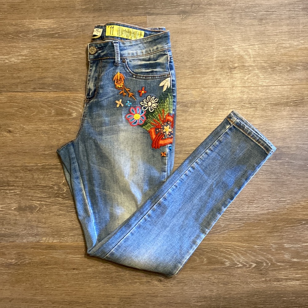 Indigo Rein Skinny Floral Embroidered Jeans Size 11